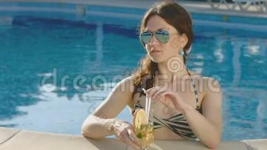 年轻女子在游泳池里畅饮，放松身心